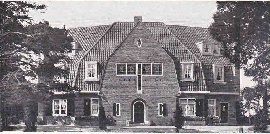 Eikenlaan+nr+42+1931+Voorzijde+Architect+J.+van+Laren+bouwjaar+1927+Landhuis+Zonneheide